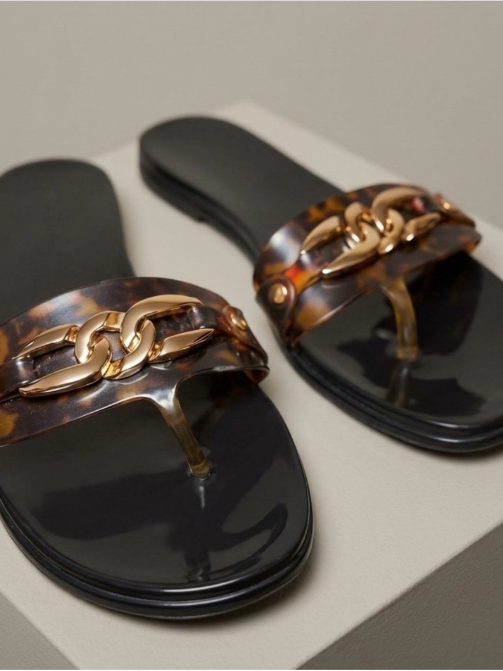 Vince Camuto Black Tortoiseshell Chain Thong Sandals